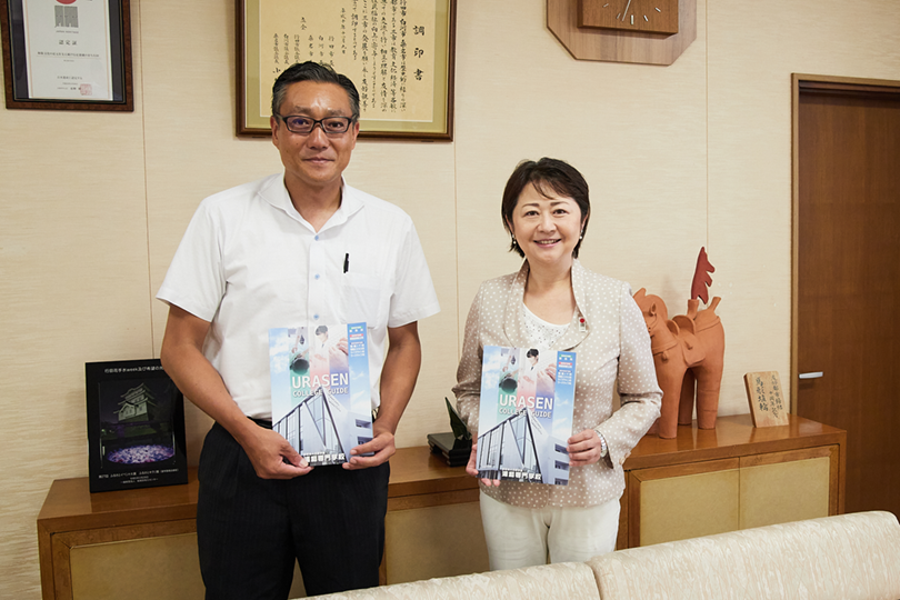 行田邦子行田市長（右）と理事長荒川剛二（左）